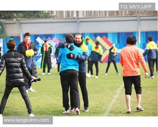 足球明星下车瞬间佩戴耳机展现时尚风采引发粉丝热议